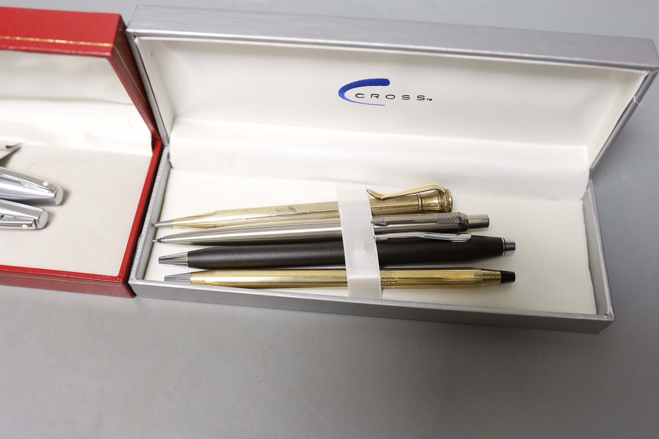 A Shaeffer fountain pen set and 4 others